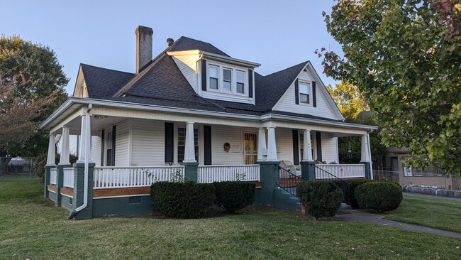 401 E Chilhowie Ave, Unit 2 in Johnson City, TN - Foto de edificio - Building Photo