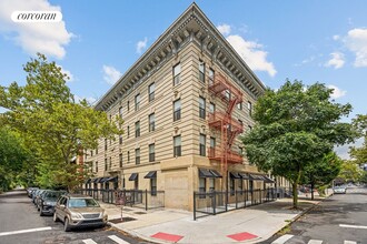 70 Patchen Ave in Brooklyn, NY - Foto de edificio - Building Photo