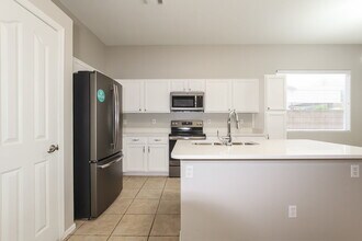 13587 W Tara Ln in Surprise, AZ - Foto de edificio - Building Photo