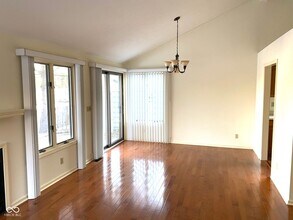 4462 Carya Square in Columbus, IN - Foto de edificio - Building Photo