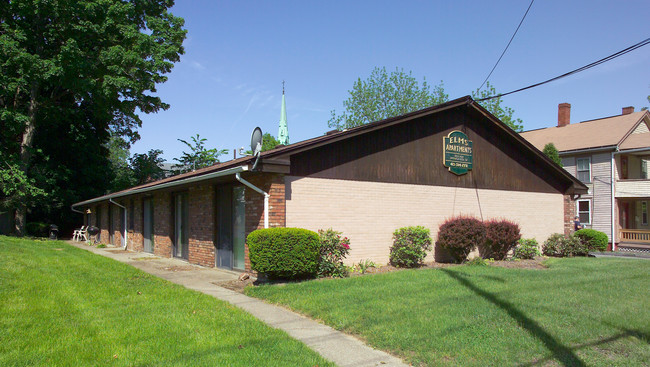 Elms apartments in Chicopee, MA - Foto de edificio - Building Photo