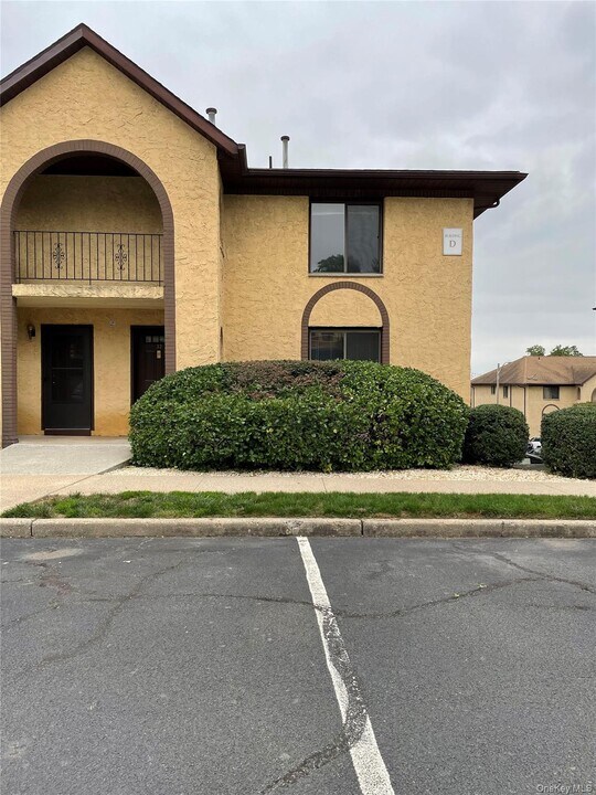 32 Omni Parc Dr in Nanuet, NY - Building Photo