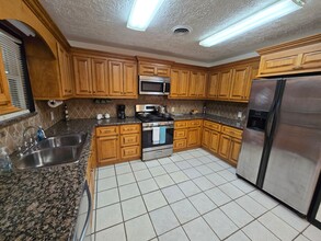 404 Crescent Dr in Bridge City, TX - Building Photo - Building Photo