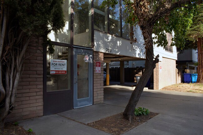 230 A St, Unit Standard Unit in Davis, CA - Foto de edificio - Building Photo