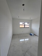 1800 W 54th St, Unit 409 in Hialeah, FL - Foto de edificio - Building Photo