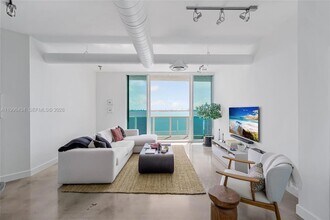 700 NE 25th St, Unit 1502 in Miami, FL - Foto de edificio - Building Photo