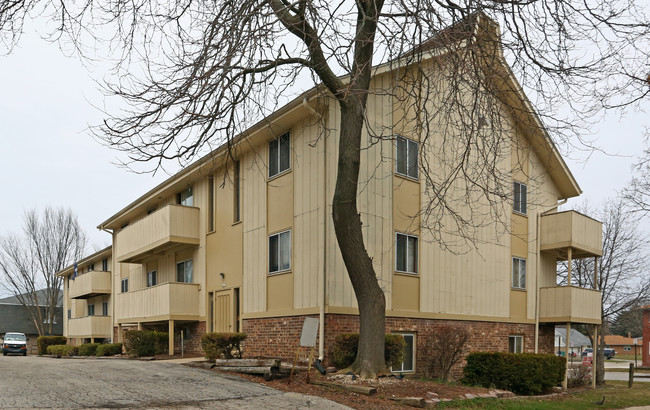 Lakeside Apartments in St. Francis, WI - Foto de edificio - Building Photo