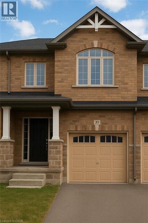 39 Stonehill Ave. in Kitchener, ON - Building Photo