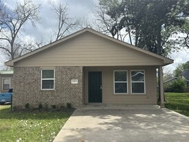 11817 13th St in Santa Fe, TX - Building Photo