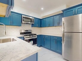 22 Whitney Ave in Floral Park, NY - Building Photo