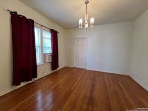 249 E Lullwood Ave in San Antonio, TX - Foto de edificio - Building Photo