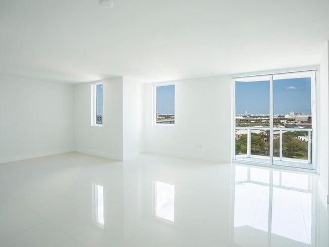 244 Biscayne Blvd, Unit 2402 in Miami, FL - Foto de edificio - Building Photo