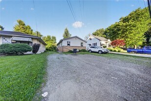 1095 St Michaels Ave in Akron, OH - Building Photo