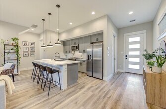 704 Pinemont Dr in Houston, TX - Building Photo - Building Photo