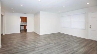 10920 Mather Ave in Sunland, CA - Foto de edificio - Building Photo