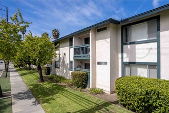 Del Ciervo Apartments in Oxnard, CA - Building Photo - Building Photo