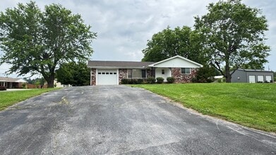 101 Hickory Ln in Sweetwater, TN - Building Photo - Building Photo