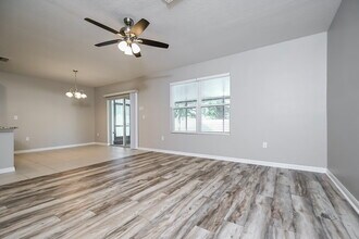 8206 Harwich Port Ln in Gibsonton, FL - Foto de edificio - Building Photo