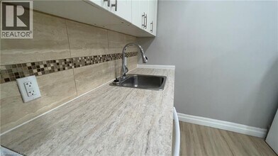 326 Hunter St E in Hamilton, ON - Building Photo - Building Photo