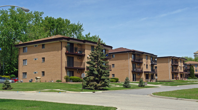 Wildwood Court Apartments in Darien, IL - Building Photo - Building Photo