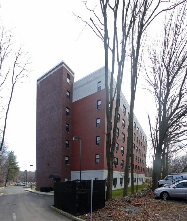 Esther Gitlow Towers in Suffern, NY - Foto de edificio - Building Photo