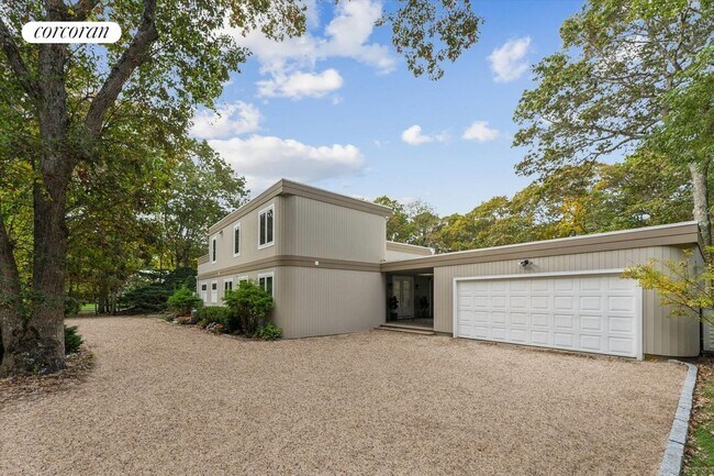 14 Woodland Ln in Quogue, NY - Building Photo - Building Photo