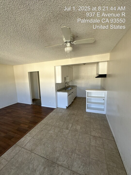 937 E Ave R in Palmdale, CA - Foto de edificio