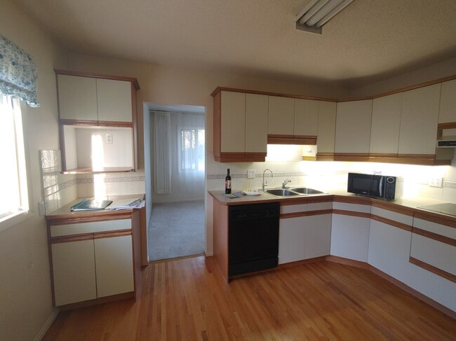 128 Gainsborough Dr SW in Calgary, AB - Building Photo - Building Photo