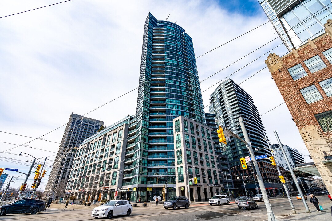 600 Fleet St in Toronto, ON - Building Photo