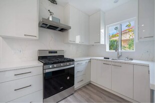 1350 Western Ave in Glendale, CA - Building Photo