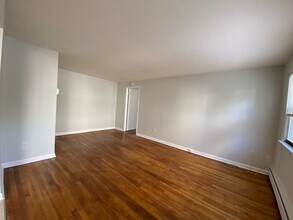 240 Hoover Rd in Yonkers, NY - Foto de edificio - Building Photo