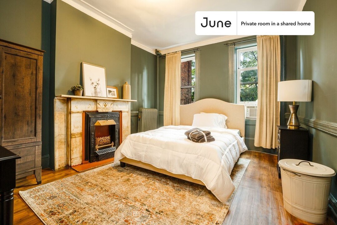Private bedroom in 5 bed/1 bath Home in New York, NY - Building Photo