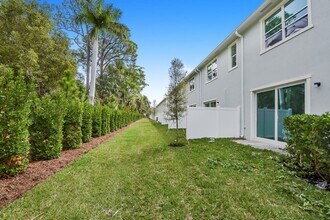 4531 Hollister Ave in Greenacres, FL - Building Photo - Building Photo
