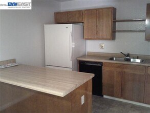 27162 Tampa Ave in Hayward, CA - Building Photo - Building Photo