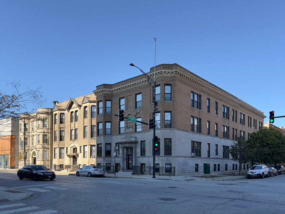 906 W Montrose Ave in Chicago, IL - Building Photo