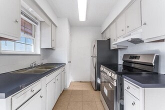 600 W Olive St in Rogers, AR - Building Photo - Building Photo