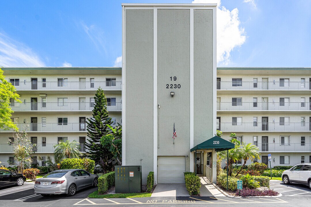 2230 N Cypress Bend Dr in Pompano Beach, FL - Building Photo