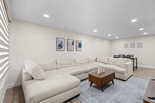 Roanoke Villas Apartments in Rochester Hills, MI - Building Photo