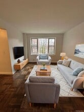 230 Pelham Rd in New Rochelle, NY - Building Photo - Building Photo