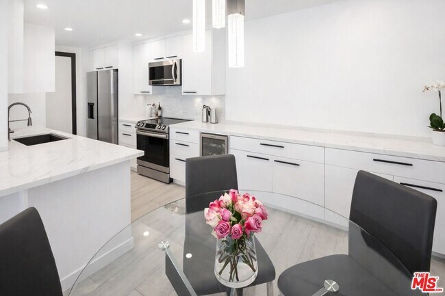 8535 W Knl Dr in West Hollywood, CA - Foto de edificio - Building Photo