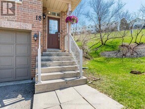 18 Palomino Trail in Halton Hills, ON - Building Photo - Building Photo
