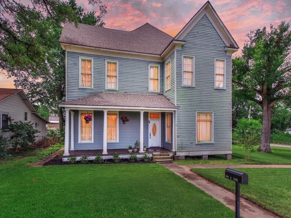 509 E Luhn St in Bellville, TX - Building Photo