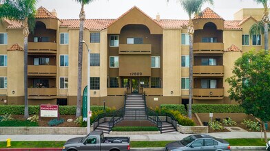 Encino Palms Apartments in Encino, CA - Building Photo - Building Photo