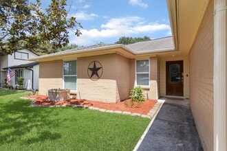 2305 Meadow Green Dr in Pearland, TX - Building Photo - Building Photo