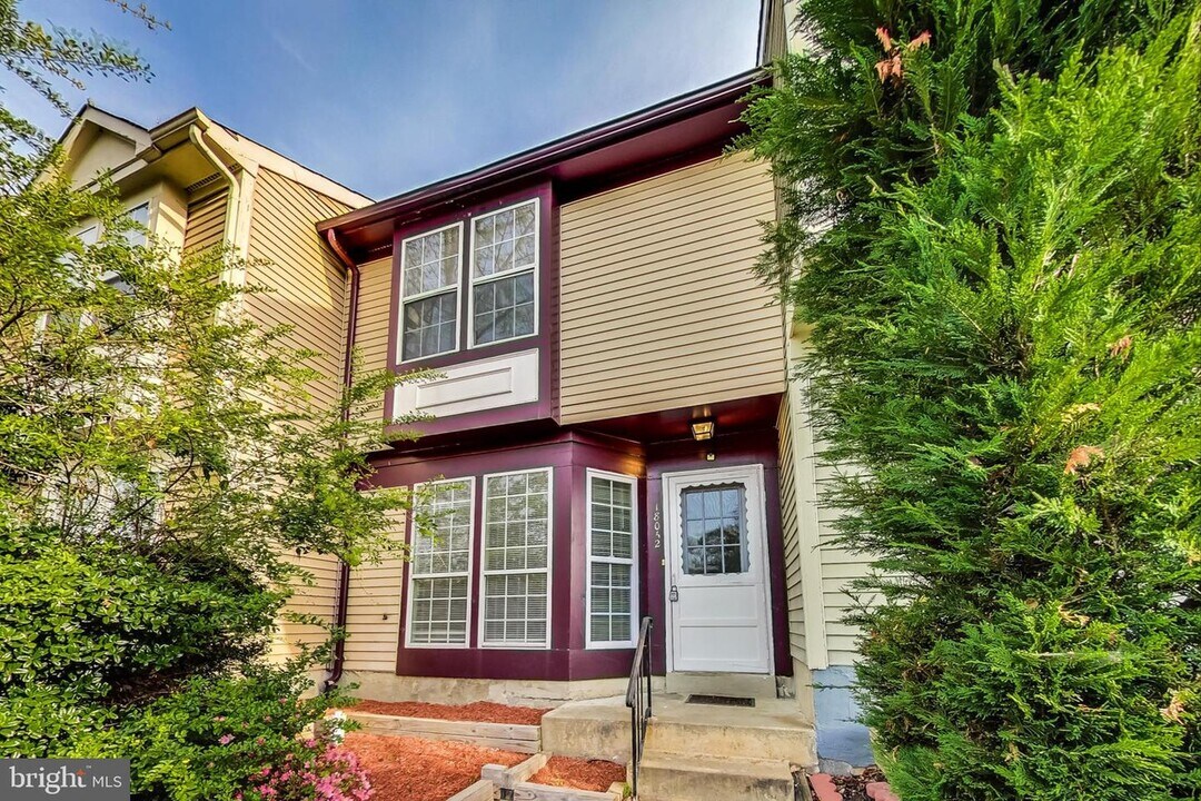 18032 Olde Port Ln in Triangle, VA - Building Photo