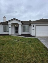 1073 W Northstar Dr in Hanford, CA - Building Photo