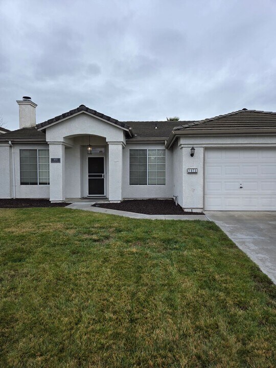 1073 W Northstar Dr in Hanford, CA - Building Photo