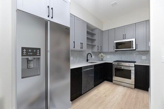 287 Maverick St, Unit 508 in Boston, MA - Building Photo - Building Photo