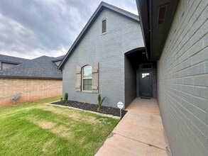 9333 SW 42nd St in Oklahoma City, OK - Foto de edificio - Building Photo