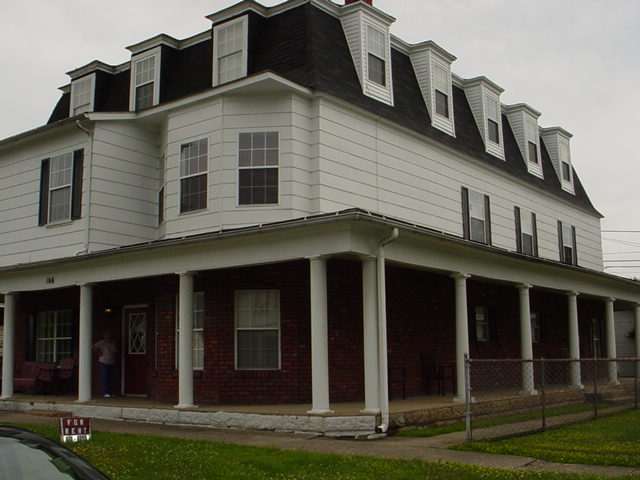 166 W 2nd St in Ceredo, WV - Foto de edificio